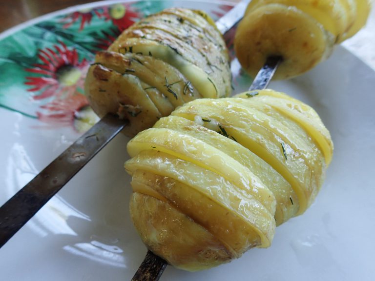 Печеный картофель на мангале