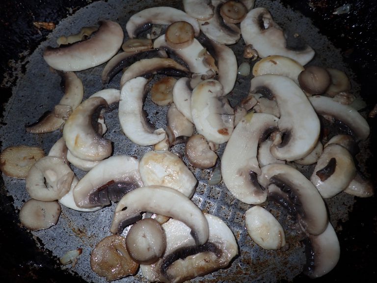 Обжарьте грибы